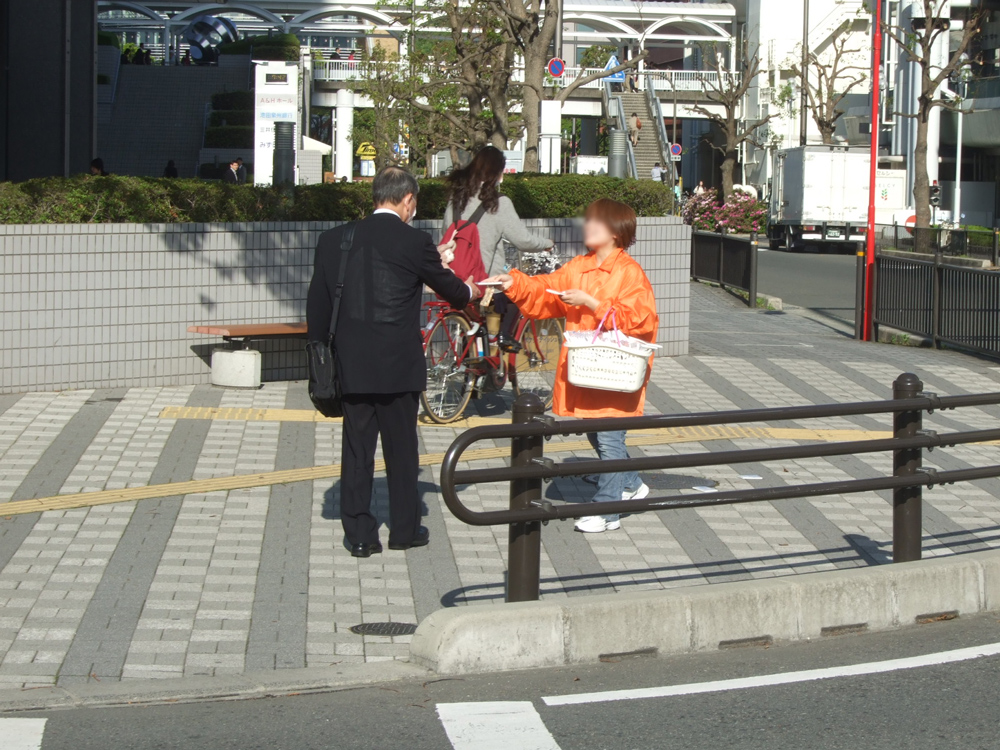 ＰＲティッシュ配布（阪急茨木駅）